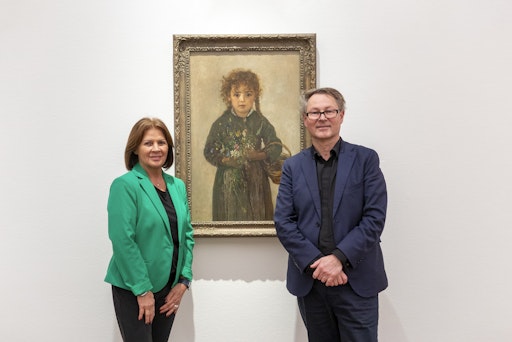 Renate Anderl, Präsidentin der Arbeiterkammer Wien und der
Bundesarbeitskammer (links) und Hans-Peter Wipplinger, Direktor des
Leopold Museum (rechts) in der neuen Präsentation „Wege zur
Wirklichkeit“ (10.12.2025–25.01.2026) neben einem Gemälde von Anton
Romako: Anton Romako (1832–1889), Bauernmädchen mit Brotkörbchen und
Alpenblumen, 1877, Öl auf Leinwand, 86 x 55 cm, Leopold Museum, Wien