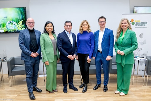 V.l.n.r.: Alexander Bernhuber (Mitglied des Europäischen
Parlaments), Sonia Petzold (Food for Biodiversity e.V.), Verena
Kraus (UNEP Finance Initiative), Sigrid Stagl (WU Wien), Robert
Nagele (Vorstand BILLA AG und Blühendes Österreich, Claudia Reiterer
(Moderatorin)