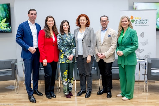 V.l.n.r.: Alexander Bernhuber (Mitglied des Europäischen
Parlaments), Sonia Petzold (Food for Biodiversity e.V.), Verena
Kraus (UNEP Finance Initiative), Sigrid Stagl (WU Wien), Robert
Nagele (Vorstand BILLA AG und Blühendes Österreich, Claudia Reiterer
(Moderatorin)