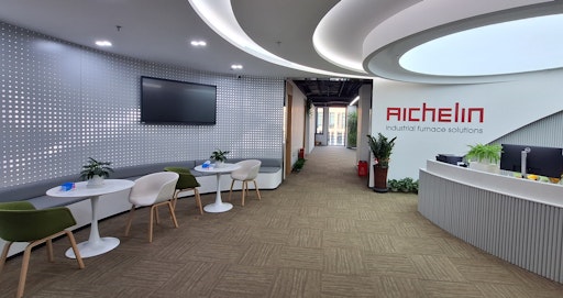Moderner und offener Empfangsbereich am AICHELIN-Standort in
China mit klarer Linienführung und nachhaltigem Design.