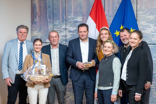 Besuch des Imkereidachverbands Biene Österreich beim
Bundesminister Totschnig anlässlich das Tag des Honigs