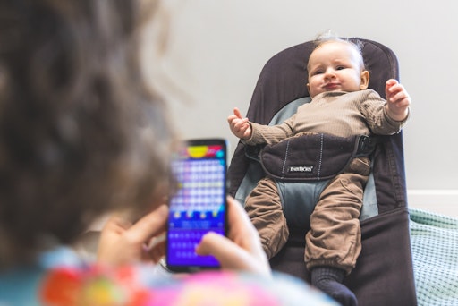 Fotoaufnahme zeigt Protestverhalten (Durchstrecken) des Babys.