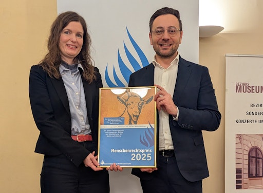 Cornelia Krisper, Leitering des Ute Bock Bildungszentrums, mit
Oberstaatsanwalt Kenan Ibili bei der Verleihung des
Menschenrechtspreises 2025