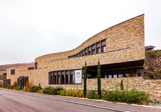 Mit dem Ausklang des Jahres 2025 zieht die Danube Private
University eine Zwischenbilanz über zentrale Weiterentwicklungen des
vergangenen Jahres im Arbeitsumfeld. Ein Schwerpunkt lag dabei auf
Gesundheitsförderung, ergonomischer Arbeitsplatzgestaltung und
strukturierten Maßnahmen zur Arbeitssicherheit.