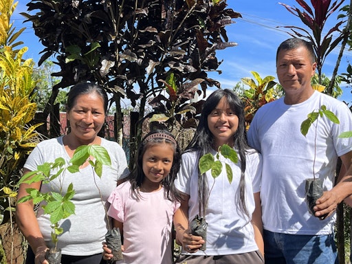 Gemeinsam mit dem FEPP (Fondo Ecuadoriano Popolorum Progressio)
plant die österreichische Entwicklungsorganisation Jugend Eine Welt
in der ersten Phase 1.000 Hektar Regenwald in Ecuador aufzuforsten.
Über die kommenden 20 Jahre würden dadurch allein 285.000 Tonnen CO₂
von den neu gepflanzten Bäumen gespeichert werden. Doch aufgrund der
Mittelstreichung durch das Klima- und Umweltschutzministerium steht
das Projekt vor dem Aus, bevor es überhaupt wirksam werden kann.