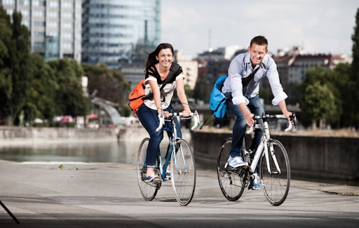 Lehrkräfte der Mobilen Nachhilfe auf dem Weg zum Schüler nach
Hause.