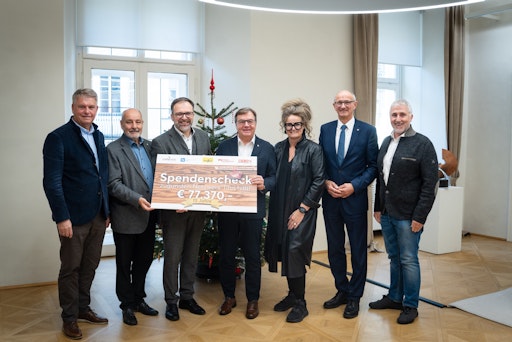 v.l.n.r. Franz Hauser (Bürgermeister von Schwendau), Herbert Peer
(Koordinator von „Netzwerk Tirol hilft“), Fritz Kaltenegger
(Geschäftsführer von café+co International), Günther Platter
(Landeshauptmann a.D. und Obmann des „Netzwerk Tirol hilft“),
Theresia Rauch (Obfrau von „Zillertaler helfen Zillertalern“), Anton
Mattle (Landeshauptmann) und Herbert Rieser (Gründer und Organisator
der café+co Wirtschaftswanderung)