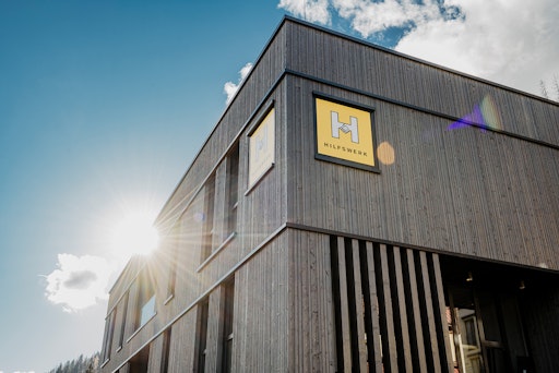 Vorschau Bild von Für das Gebäude wurde eine Kombination aus Beton für die
tragenden Elemente und Holz für Decken und Fassade gewählt.