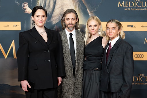 (L-R) Emily Cox, Tom Payne, Aine Rose Daly und Rosie Boore bei
der Weltpremiere von DER MEDICUS 2 in Köln. // Weiterer Text über
ots und www.presseportal.de/nr/12946 / Die Verwendung dieses Bildes
für redaktionelle Zwecke ist unter Beachtung aller mitgeteilten
Nutzungsbedingungen zulässig und dann auch honorarfrei.
Veröffentlichung ausschließlich mit Bildrechte-Hinweis.