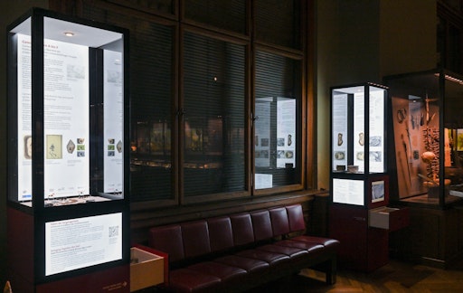 Zwei neue Vitrinen mit Schmuck aus Gräbern der frühen Bronzezeit
im NHM Wien