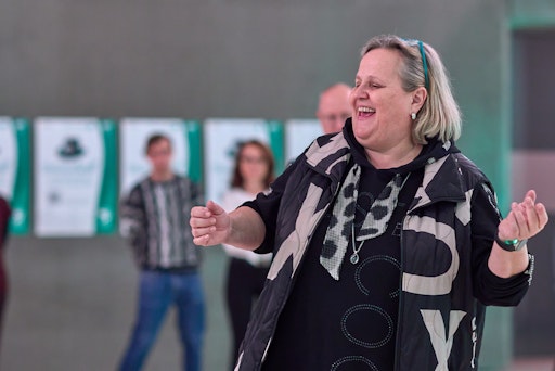 Tanzlehrerin Claudia Eichler stimmt die Besucherinnen und
Besucher auf den Steirerball ein.