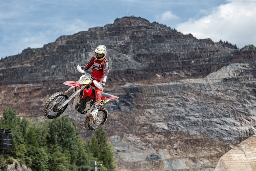 Vorschau Bild von Stark Future Elektro-Werksfahrer Eddie Karlsson (SWE) vor der
Kulisse des Erzbergs