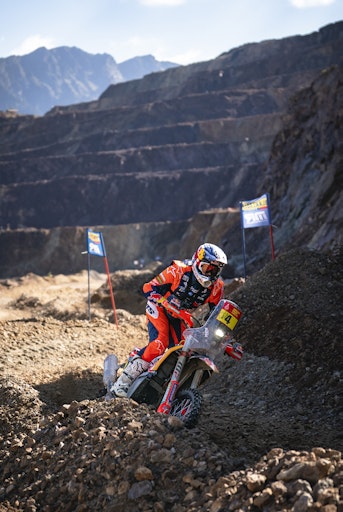 Vorschau Bild von Einer der legendären Höhepunkte des Red Bull Erzbergrodeo: der
Iron Road Prolog. Dakar 2025 Sieger Daniel Sanders (AUS, KTM) mit
Vollgas auf der kernigen Strecke...