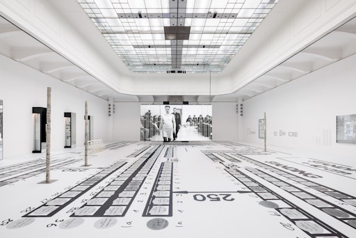 MAK Ausstellungsansicht, 2025 / Kapitel SÉANCE DE TRAVAIL HELMUT
LANG. SÉANCE DE TRAVAIL 1986–2005 / Excerpts from the MAK Helmut
Lang Archive MAK Ausstellungshalle © kunst-dokumentation.com/MAK