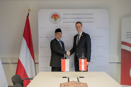v.l.n.r.: Indonesischer Botschafter S. E. Dr. iur. Damos Dumoli
Agusman und Honorarkonsul der Republik Indonesien für Steiermark und
Kärnten, Stefan Düss