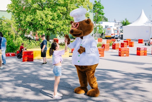 Vorschau Bild von Das GOURMET Kids Maskottchen Gourmelino sorgte bei den
Familientagen für große Begeisterung bei den Kindern. © GOURMET.
Abdruck honorarfrei, bitte nur im Kontext der Presseinformation.
