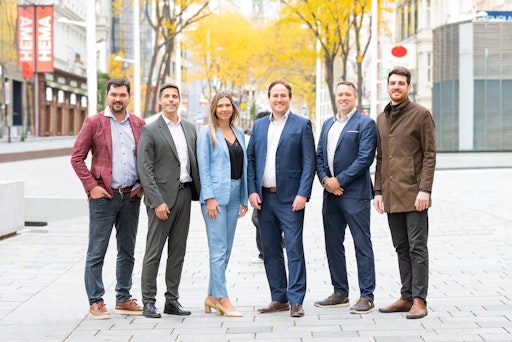 iDWELL Management: (vlnr: Michael Haller, Christian Wurm,
Anna-Katharina Matzenberger, Alexander Roth, Fritz Stiegler, Daniel
Hobmeier)