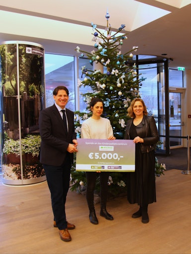 Spendenscheckübergabe der Bestattung Wien und Friedhöfe Wien an
das MOMO Kinderpalliativzentrum. V.l.n.r.: Jürgen Sild
(Geschäftsführer Bestattung Wien), Charlotte Thausing (MOMO
Kinderpalliativzentrum), Renate Niklas (Geschäftsführerin Friedhöfe
Wien).