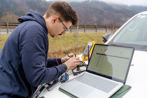 Finaler Funktionstest eines intelligenten autonomen Sensorsystems
vor Montage an einer Steinschlag-Schutzverbauung.