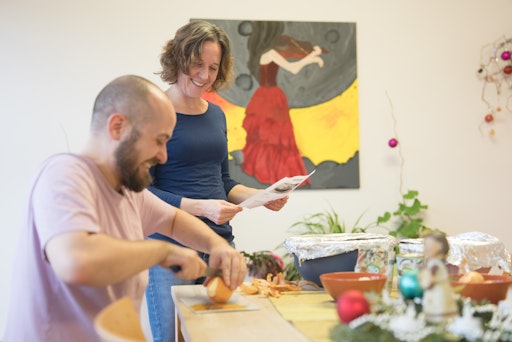 Vorschau Bild von Marcel Maier (Wohnhaus Mitarbeiter) und Sandra Hudler (dm)
bereiten die Lebensmittel für das Drei-Gänge-Bio-Menü zu.