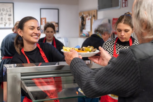 v.l.: Stefanie Schröter (dm) und Jasmin Illek (dm) geben das dm
Drei-Gänge-Bio-Menü an Klienten aus.
