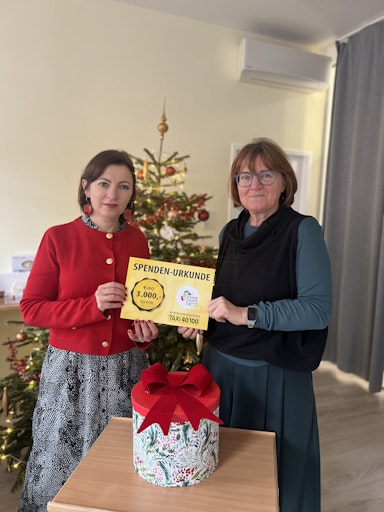 Helga Schöfbeck vom Kinderhospiz Netz und Eveline Hruza von Taxi
40100 bei der Übergabe der Geschenke