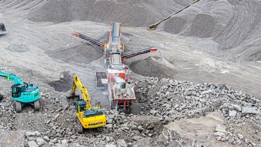 Vorschau Bild von Die ASFINAG hat erstmals auf Re-Recycling der Betondecke gesetzt
und wurde für dieses Projekt mit dem Outstanding Project Award
ausgezeichnet; am Bild der Brecher bei der Aufbereitung der
Recyclingkörnung.