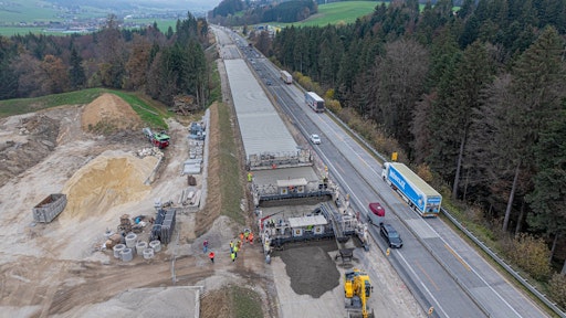 Vorschau Bild von Die ASFINAG hat erstmals auf Re-Recycling der Betondecke gesetzt
und wurde für dieses Projekt mit dem Outstanding Project Award
ausgezeichnet; am Bild der Gleitschalungsfertiger beim Einbau der
Betondecke.