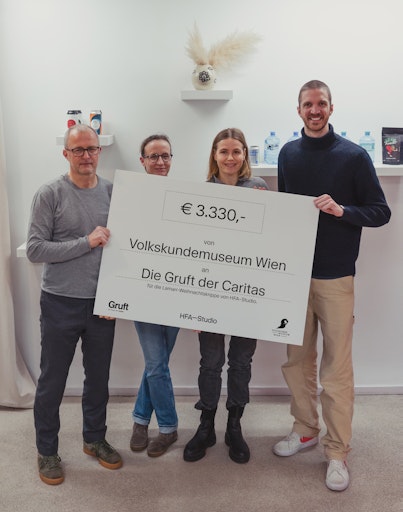 Gegen eine Spende von 3.330 Euro für die Gruft der Caritas wird
die "Lamarr"-Weihnachtskrippe an das Volkskundemuseum Wien
übergeben.