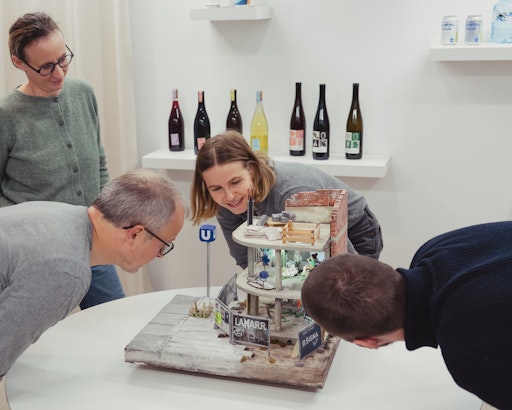 Vorschau Bild von Fachkundige Begutachtung des Neuzugangs in die Krippen-Sammlung.