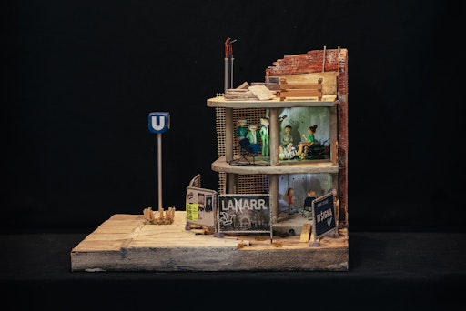 Vorschau Bild von Die Lamarr-Weihnachtskrippe ist noch bis 2. Februar 2026 im
Schaufenster des HFA–Studios in Wien- Neubau (Burggasse 24) zu
sehen. Sämtliche Spenden kommen direkt der Gruft der Caritas zugute.