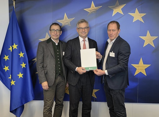 Vorschau Bild von LKÖ-Generalsekretär Ferdinand Lembacher (links) und LKÖ-Präsident
Josef Moosbrugger (rechts) bei der Übergabe eines
LKÖ-Positionspapiers an EU-Kommissar Magnus Brunner (Mitte) gestern
in Brüssel