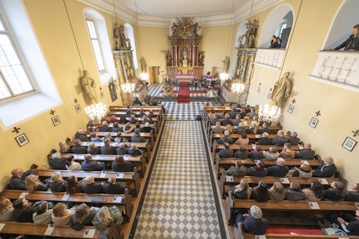 Vorschau Bild von In einer bewegenden Feier würdigten zahlreiche
Wegbegleiter:innen, Mitarbeiter:innen sowie Vertreter:innen aus
Politik und Partner:innenorganisationen das langjährige Engagement
von Gerd Hartinger.