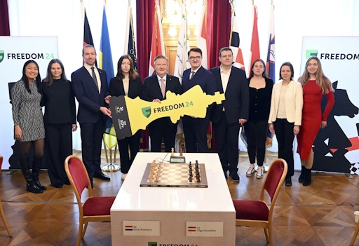 Bürgermeister Ludwig mit den Teilnehmerinnen des Freedom24 Ladies
Cups sowie Freedom24 Dach - Chef Dominin Mayr (li), ÖSB Präsident
Michael Stöttinger und FIDE CEO Emil Sutovsky.