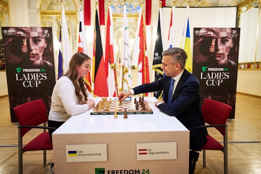 Vorschau Bild von Bundesminister Hattmannsdorfer spielt eine Partie Schach mit Olga
Badelka.