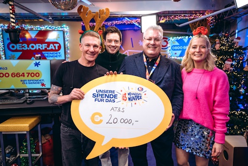 AT&S-CEO Mertin übergab 20.000 Euro für Familien in Not