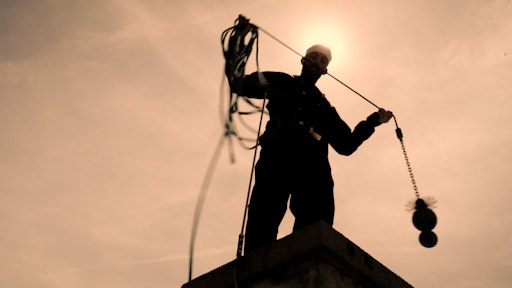  Uhren als Symbol für Zeit und Neubeginn, der Rauchfangkehrer als
traditioneller Glücksbringer und natürlich das Fleischerhandwerk,
gilt der Schweinsbraten doch als traditionelles Silvestergericht der
Wiener: meisterliches Wiener Handwerk begleitet uns auch ins neue
Jahr.
