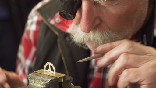 Uhren als Symbol für Zeit und Neubeginn, der Rauchfangkehrer als
traditioneller Glücksbringer und natürlich das Fleischerhandwerk,
gilt der Schweinsbraten doch als traditionelles Silvestergericht der
Wiener: meisterliches Wiener Handwerk begleitet uns auch ins neue
Jahr.
