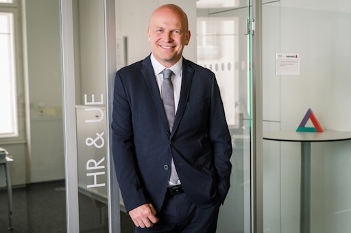 Bernd Allmer, CHRO von Helvetia, zum Erhalt des Siegelsq