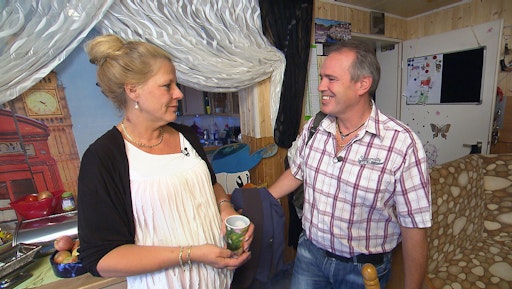 Silvias neuer Freund Harald geht nun immer öfter im Wollny-Haus
ein und aus. // Weiterer Text über ots und
www.presseportal.de/nr/6605 / Die Verwendung dieses Bildes für
redaktionelle Zwecke ist unter Beachtung aller mitgeteilten
Nutzungsbedingungen zulässig und dann auch honorarfrei.
Veröffentlichung ausschließlich mit Bildrechte-Hinweis.