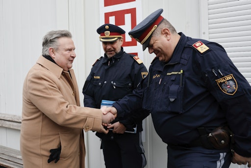 Vorschau Bild von Bürgermeister Michael Ludwig, Bezirksvorsteher Markus Figl, und
Landespolizeipräsident Pürstl besuchen Einsatzzentrale
