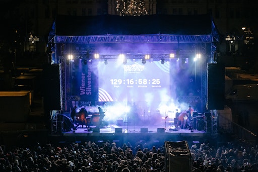 Vorschau Bild von Die Bühne Rathausplatz des 34. Wiener Silvesterpfads. Start der
Eurovision Countdown Clock.
