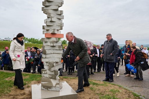 Vorschau Bild von Innenminister Karner, Staatssekretär Leichtfried und Barbara
Glück, Leiterin der KZ-Gedenkstätte Mauthausen, bei
Gedenkveranstaltung