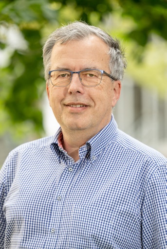 Vorschau Bild von Der Tiroler Schmetterlingsexperte hat die Arbeit von Blühendes
Österreich seit der Gründung 2015 geprägt. Dr. Peter Huemer zählt zu
den führenden Schmetterlingsexperten weltweit. Seine
wissenschaftliche Expertise bleibt Blühendes Österreich weiterhin
erhalten.