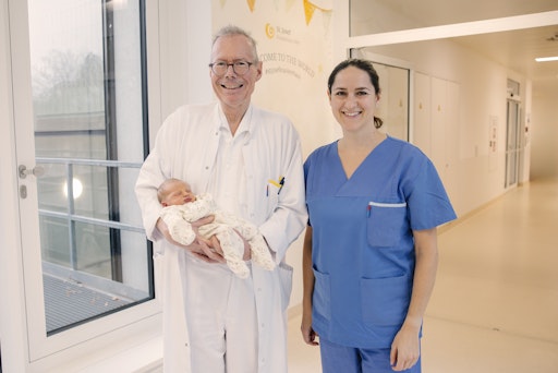 Vorschau Bild von Primarius Andreas Brandstetter (im Bild mit der leitenden Hebamme
Irene Richter) hat wie kein anderer die Philosophie einer möglichst
natürlichen Geburtshilfe geprägt.