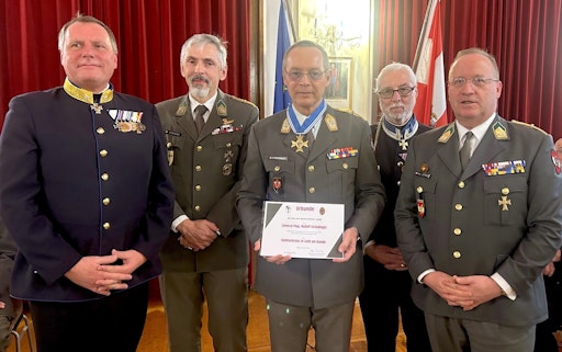  Ehrung des Generalstabschefs des Österreichischen Bundesheeres,
General Rudolf Striedinger, durch die „Hoch- und Deutschmeister“
(v.l.n.r.): Präsident Major i.T. Robert Spevak, Bataillonskommandant
Oberst Stefan Koroknai, General Rudolf Striedinger,
Ehrenzeichenreferent Karl Schell und Generalsekretär Oberstleutnant
Lukas Leitner