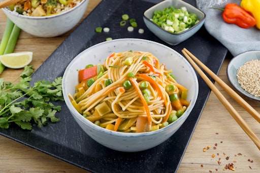 Die würzigen Asianudeln mit knackigem Gemüse sind ein Highlight
der FIT ins neue Jahr Themenwochen. Abdruck honorarfrei im Kontext
der Presseinformation. Alle Fotos: © Gourmet