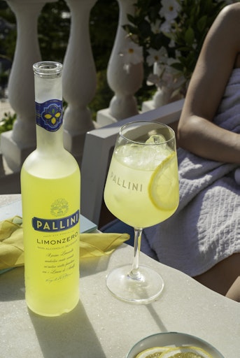 Vorschau Bild von Mit Pallini Limonzero bringt die traditionsreiche italienische
Marke Pallini den ersten alkoholfreien Limoncello der Welt nach
Österreich. Hergestellt auf Basis sonnengereifter Sfusato-Zitronen
von der Amalfi-Küste, überzeugt Limonzero mit intensivem
Zitronenaroma, mediterraner Frische und der typischen Eleganz des
Originals, ganz ohne Alkohol. Damit reagiert Pallini auf die
wachsende Nachfrage nach hochwertigen alkoholfreien Alternativen mit
klarem Profil und authentischer Herkunft.