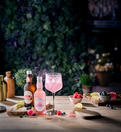 Vorschau Bild von Seit über 120 Jahren werden die Premium-Limonaden von Fentimans
nach einem botanischen Brauverfahren hergestellt. Die Aromen aus
Kräutern, Blüten und Wurzeln werden schonend extrahiert, um den
Limonaden ihren komplexen und ausgewogenen Geschmack zu verleihen.
Mit weniger Zucker als herkömmliche Limonaden wirkt sie leicht und
elegant, dabei ausgewogen im Geschmack. Pur genossen überzeugt die
Fentimans Rose Lemonade mit floralen Rosennoten, spritziger Zitrone
und feiner Perlage. Das Ginger Beer schmeckt erfrischend würzig und
ist ebenfalls ein hochwertiger Mixpartner.