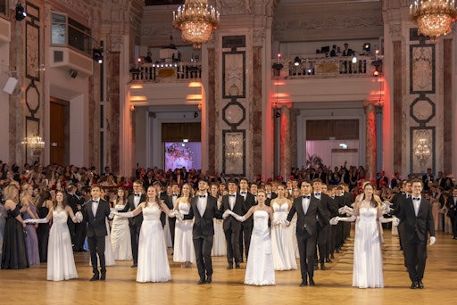  Die Eintänzer eröffnen die Tanzfläche beim Immobilienball 2025